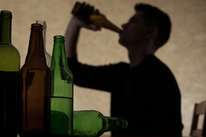 Illustratiefoto. Nieuwe cijfers over alcoholgebruik bij jongeren tonen aan dat elke dag gemiddeld zes jongeren tussen 12 en 17 jaar in het ziekenhuis zijn beland na alcoholmisbruik.