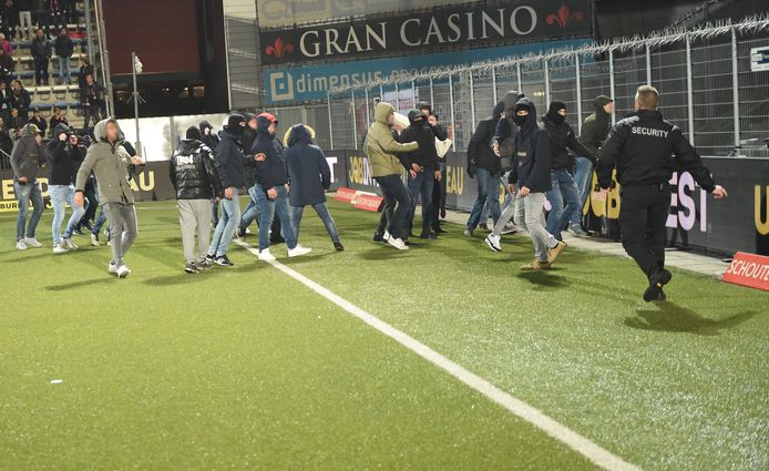 Aanhangers van FC Twente bestormen na de wedstrijd het veld, op weg naar de M-side, het vak met de fanatieke Den Bosch-supporters.