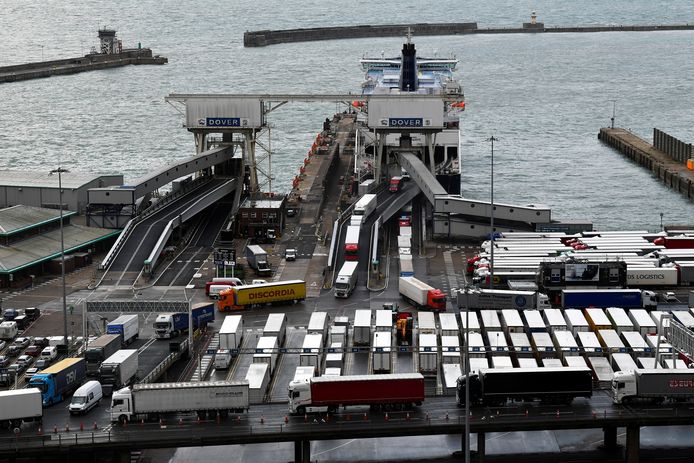 Vrachtwagens rijden de kade op van de haven van Dover, Groot Brittannië. (24/09/2020)