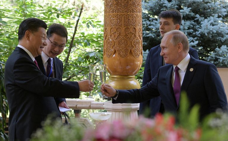 'Xi was op zijn minst verrast door de omvang. van de invasie van Poetin in Oekraïne, maar op termijn ziet hij niets dan voordelen. Als die nog lang duurt, wordt Rusland een vazalstaat van China.' Beeld AFP