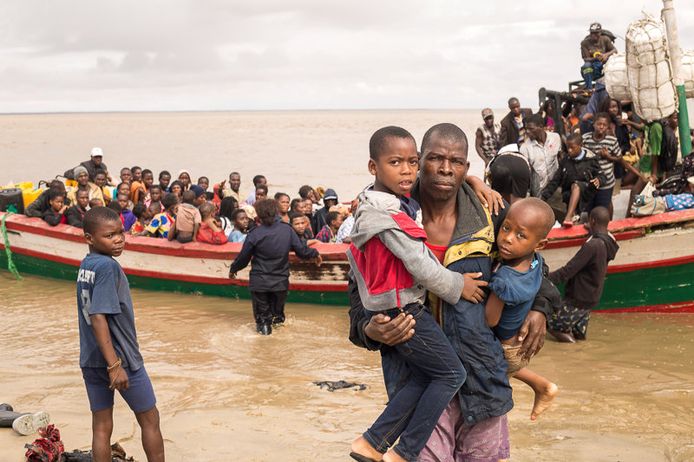 Overlevenden van cycloon Idai komen aan in een evacuatiecentrum in Beira, Mozambique.