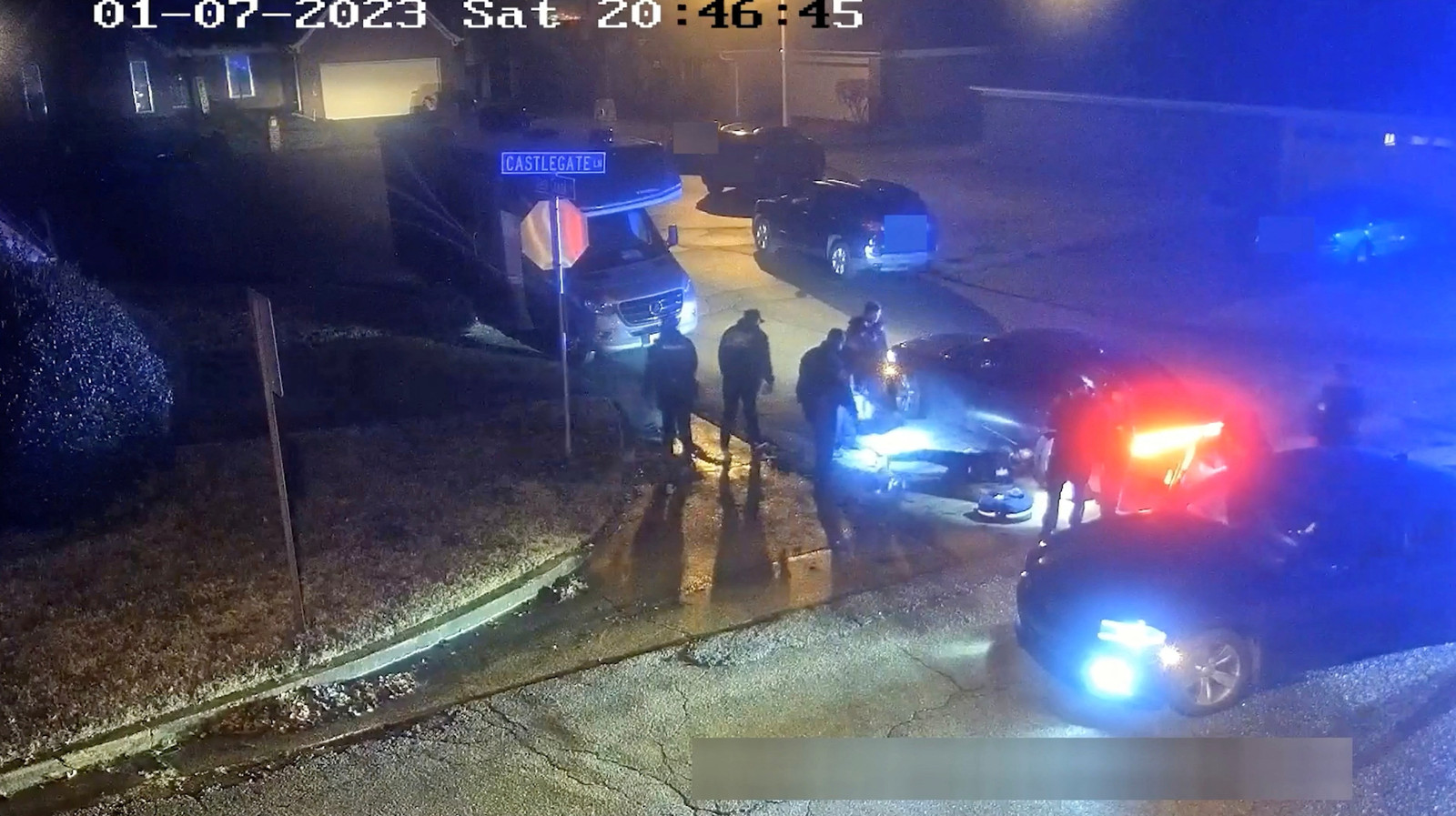 Cela devait être un simple contrôle routier nocturne. Mais les images publiées vendredi par la police de Memphis montrent crûment l'insoutenable brutalité de l'arrestation de l'Afro-Américain Tyre Nichols et l'acharnement des cinq policiers qui le battent au sol.