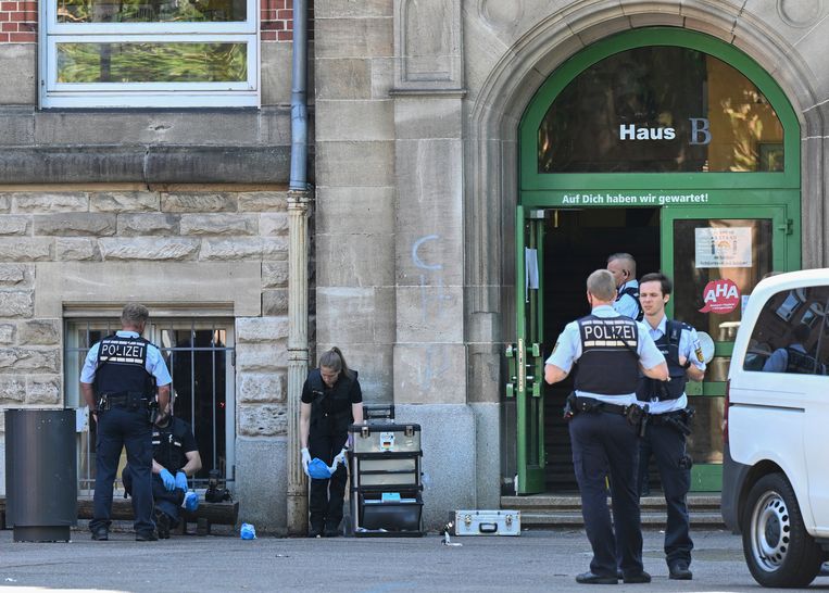Vrouw en meisje gewond na mesaanval op Duitse school. Beeld AP
