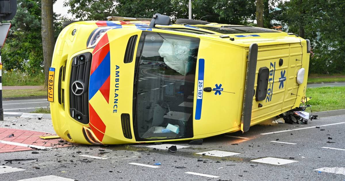 Ambulance crasht door aanrijding met auto in Tilburg, drie personen raken gewond.