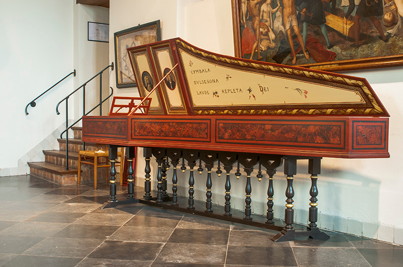 Het oude klavecimbel - een kopie van een Ruckers uit de zeventiende eeuw - wordt gebruikt bij de concerten in het oude stadhuis in Tholen.