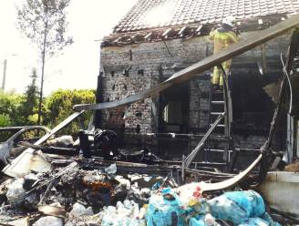 Autobrand slaat over op huis van alleenstaande moeder in Moorslede