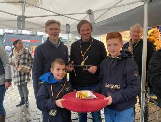 Omliggende handelaars nemen afscheid van bekendste friturist van Gent: “Na 32 jaar zetten we hem op een voetstuk”