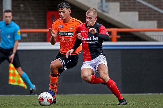 Timo Pluk duelleert met FC Volendam-speler Youssef Blel.