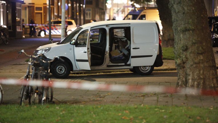 Het witte bestelbusje met Spaanse nummerplaat staat op de Mijnsherenlaan, vlak bij de concertzaal. Beeld anp