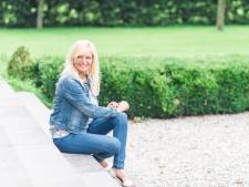 Carla zingt samen met duizend vrouwen in Leusden voor vrede in Oekraïne: ‘Wij staan op’