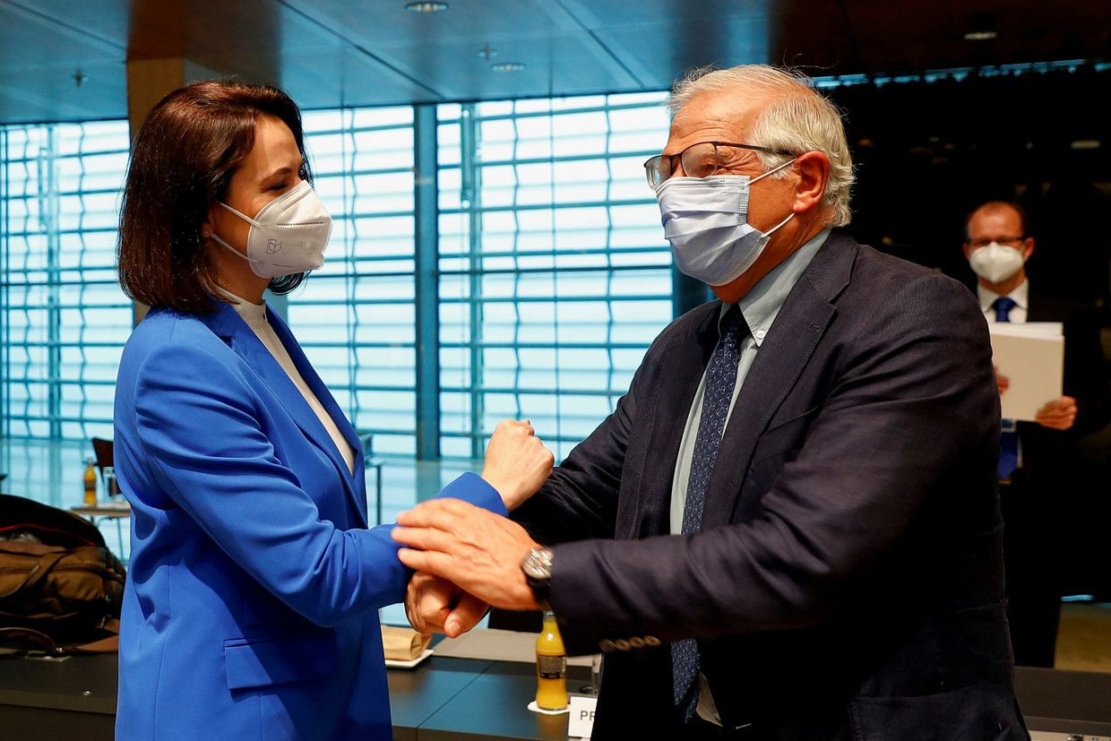 EU-buitenlandcoördinator Josep Borrell (rechts) begroet de Wit-Russische oppositieleider Svetlana Tichanovskaya die maandag in Luxemburg te gast was bij de EU-ministers van buitenlandse zaken.  Beeld AFP
