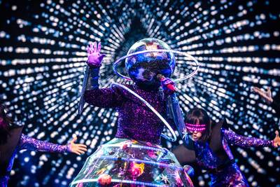 LIVE. Kosmos haalt haar innerlijke Katy Perry boven in ‘The Masked Singer’