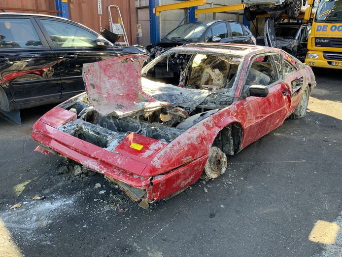De Ferrari Mondial uit 1987 die werd opgetakeld van de bodem van het IJ.