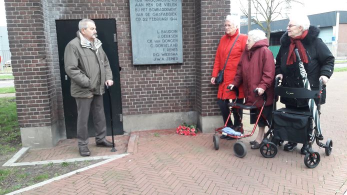 Bescheiden herdenking van het Amerikaans bombardement op Arnhem. Ruud Looijaard houdt een korte toespraak in de ijzige wind.