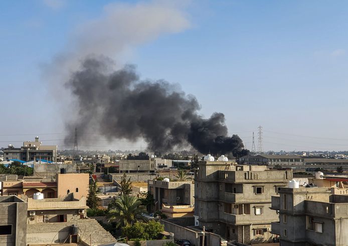 Rookpluimen stijgen op boven Tajoura in Tripoli na een luchtaanval, enkele dagen geleden.