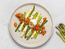 Wat Eten We Vandaag: Gegrilde asperges met burrata en amandel-knoflookkruim
