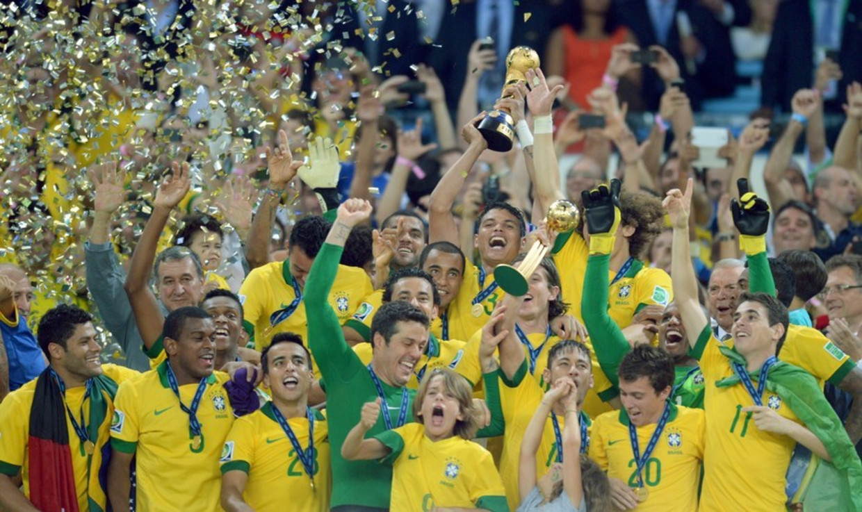 Braziliaanse spelers met de Confederations Cup. Neymar (onder) heeft bovendien de Gouden Bal, als speler van het toernooi. Beeld afp