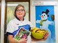 Kinderverpleegkundige Alice Schutmaat laat onbewerkte voeding zien waar kinderen zoveel van mogen eten als ze zelf willen.