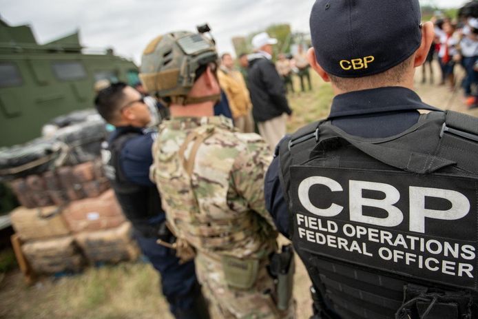 De dienst Douane en Grensbewaking (CBP) is  verantwoordelijk voor het handhaven van de Amerikaanse wet omtrent handel, douane en immigratie.