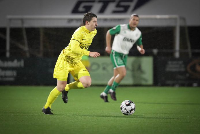 Kenneth Kerckhofs van Thes Sport, hier nog in actie na de winterstop in de oefenwedstrijd tegen RC Hades, is opnieuw uitgevallen door een spierscheur.