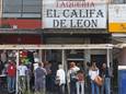 Des personnes attendent pour acheter des tacos au restaurant Taqueria El Califa de Leon, à Mexico, le 15 mai 2024.