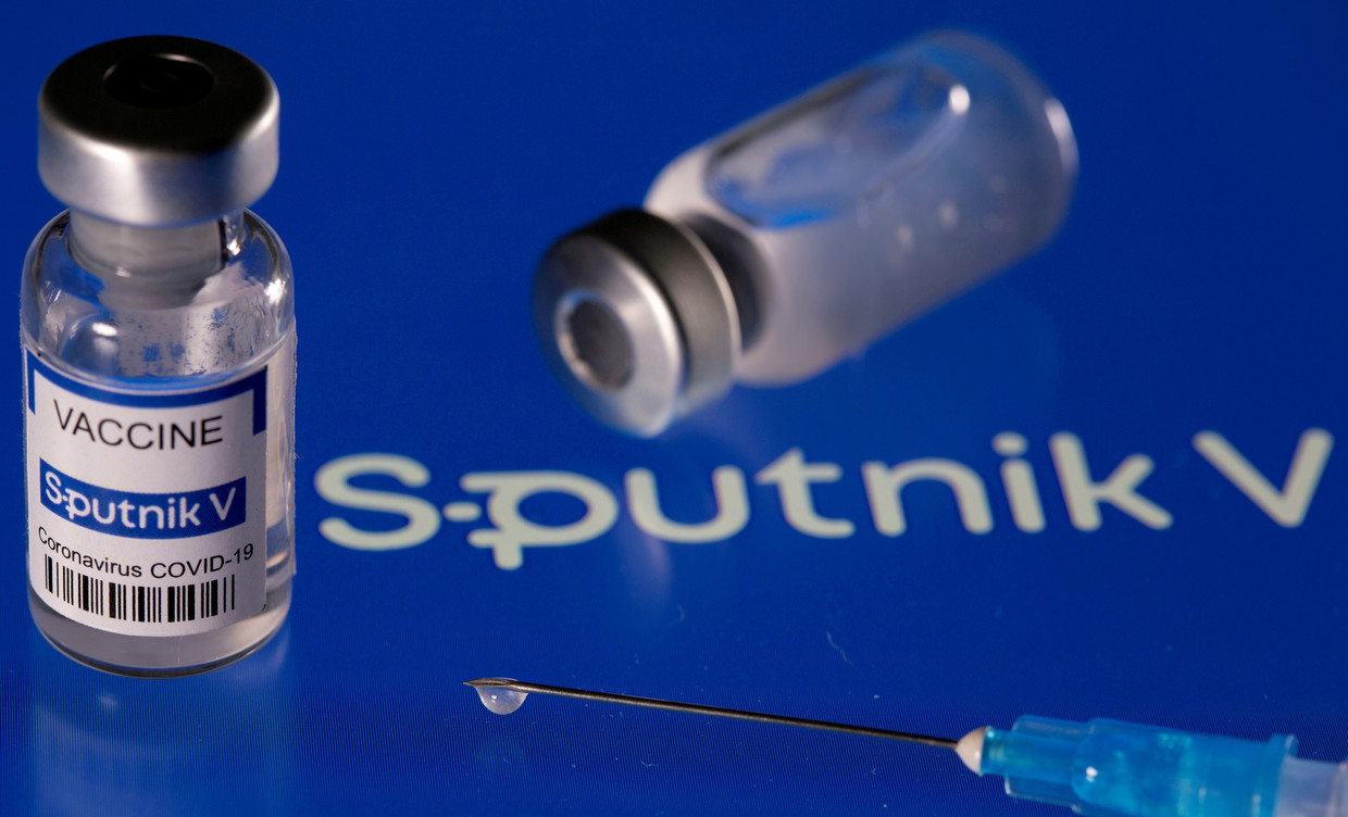 Een injectiespuit met het Spoetnik V-vaccin. Beeld Reuters