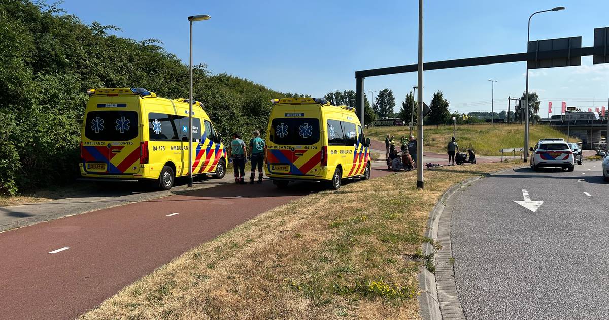 Scooterrijder en fietser gewond na botsing in Deventer, beide bestuurders naar ziekenhuis.