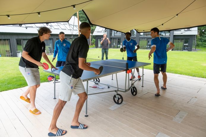 De spelers van PEC Zwolle vermaken zich aan de pingpongtafel.