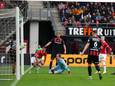 Heerenveen-speler Milan van Ewijk (l) probeert de bal van de doellijn te halen, maar te laat: 1-1.