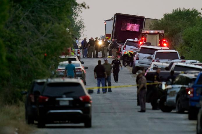 Politie en hulpdiensten bij de oververhitte vrachtwagen in San Antonio waar 51 migranten zijn overleden.