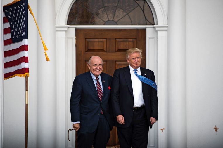 Rudy Giuliani en president Donald Trump bij Trumps golfbaan in Bedminster.   Beeld Hilary Swift/New York Times/Hollandse Hoogte