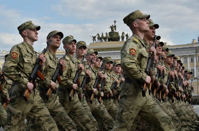 Russische militairen oefenen voor een parade in Sint-Petersburg.