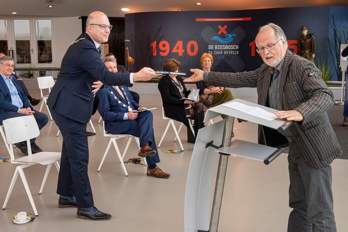 Biesbisch Museum Werkendam, onthullen van het monument voor Broodcrossing en introductie boek: De Biesbosch in de Tweede Wereldoorlog.