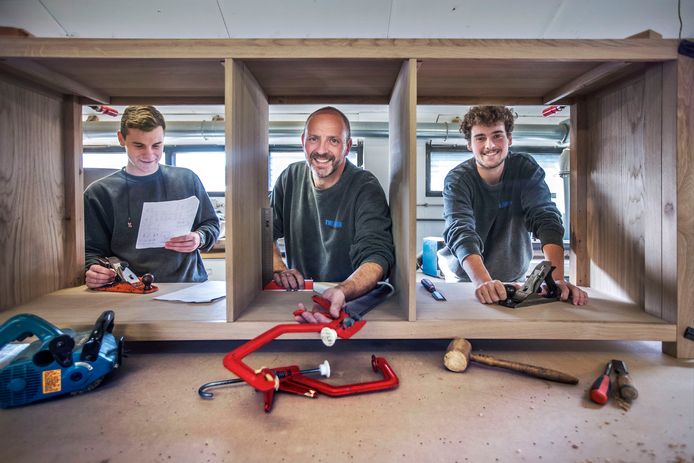 De mannen van The Joiner. Links stagiair Oscar, in het midden Klaas Breedijk en rechts zijn zoon Michael.