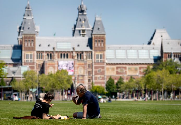 Amsterdammers houden zich naar eigen zeggen goed aan de maatregelen.