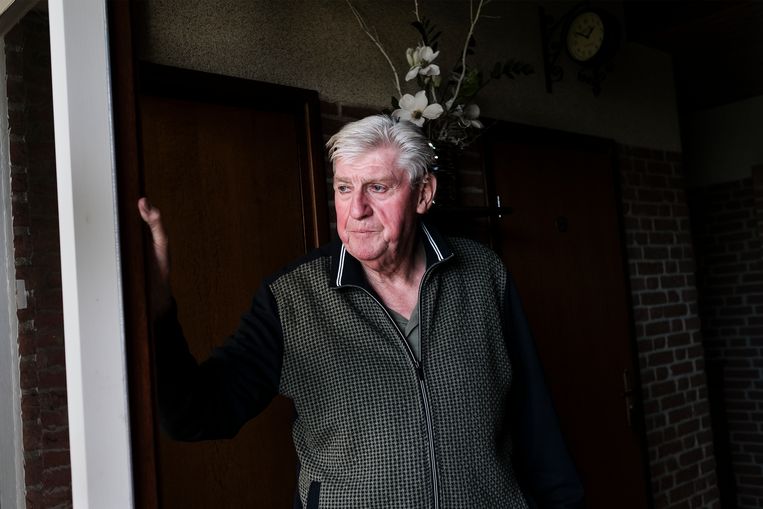 Harry Koop, gepensioneerde tuinder wiens broer en zoon het familiebedrijf moeten verkopen vanwege de hoge energieprijzen. Beeld DANIEL ROSENTHAL/ deVolkskrant