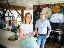 De bruiloft van Marjolein en Kim kostte 17.000 euro: ‘Gasten gevraagd om zelf alcohol mee te nemen’