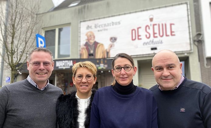 (vlnr) overnemers Filiep Delmeire en Cindy Moerman naast vertrekkers Sophie De Smet en Frédéric Provoost.