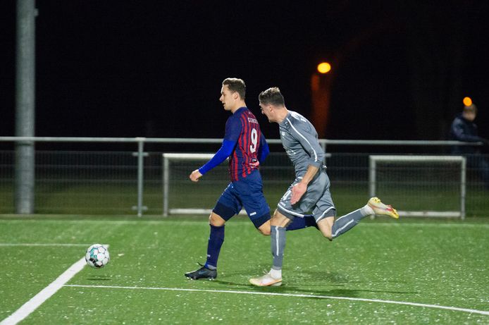 Kevin Clerkcx (l.) rukt op om zijn tweede van de avond te maken.