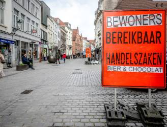 ‘Misnoegde inwoners' beplakken omleidingsbord in Katelijnestraat en versturen open brief: “Brugge is meer dan chocolade en bier”