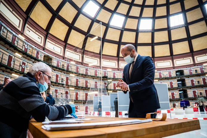 Bij de Kamerverkiezingen dit jaar golden er ook al coronabeperkingen. Hier stemt burgemeester Marcouch.