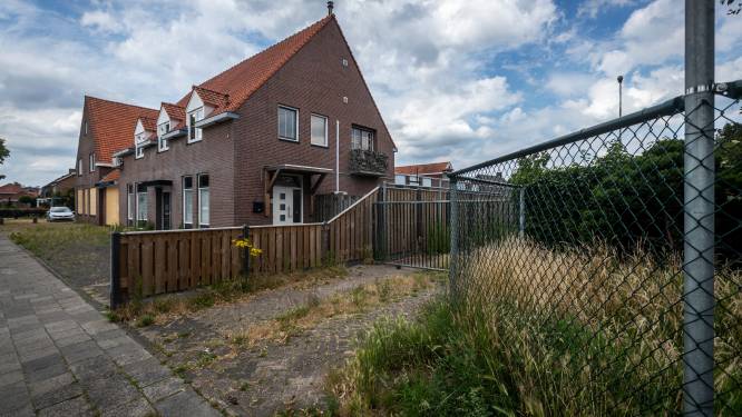 Streep door gemakswinkel met woningen bij entree van Mariahout