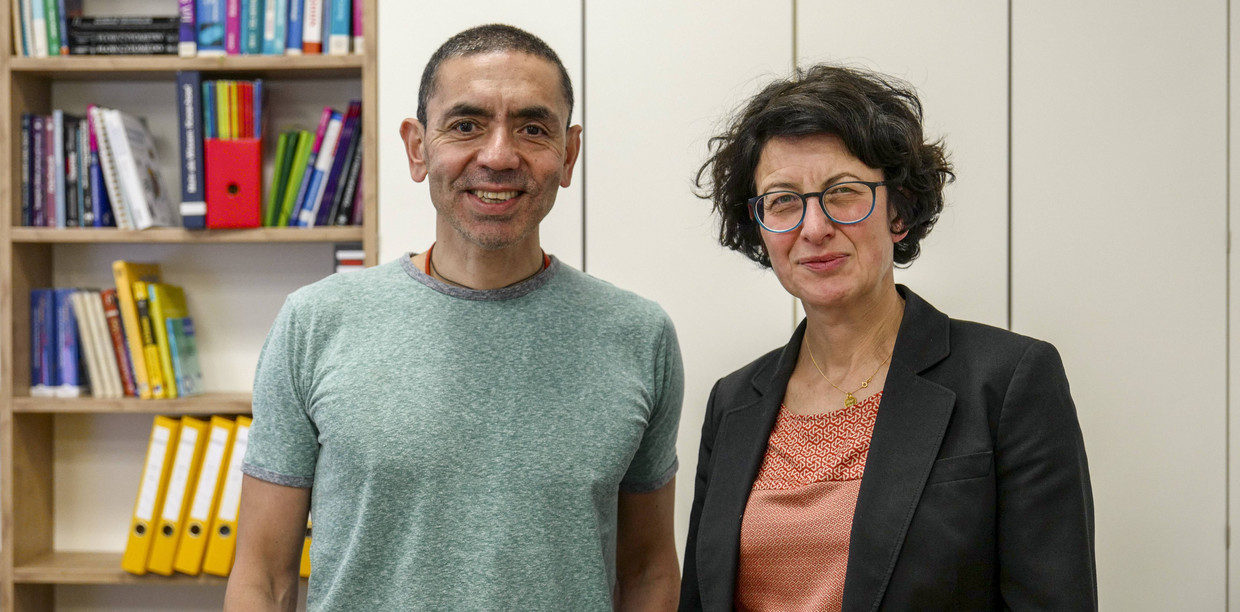 Uğur Şahin en Özlem Türeci, de oprichters van het Duitse biotechbedrijf BioNTech.  Beeld Stefan F. Sömmer / HH