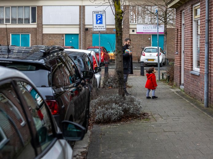 Betaald parkeren in de Jan van Arkelstraat in de Utrechtse wijk Hooggraven.