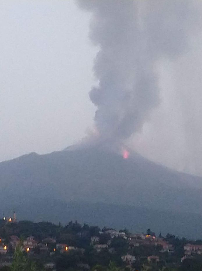 Vulkaan Etna op Sicilië spuwt week na vorige uitbarsting opnieuw as en lava Buitenland hln.be