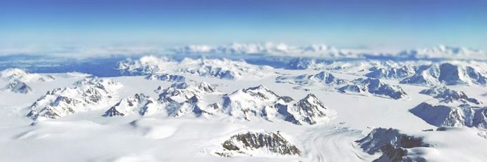 Gletsjers ten oosten van Adelaide Island op het Antarctisch Schiereiland.