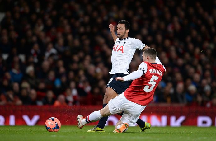 Mousa Dembélé, in het shirt van Tottenham, in duel met Vermaelen, toen nog Arsenal.