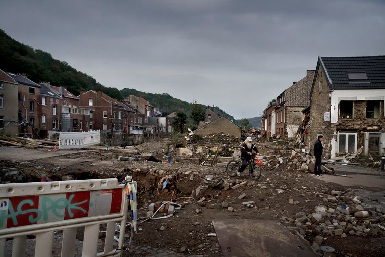 Rond de Pont Walrand in Pepinster, een van de zwaarst getroffen stukken van de stad, is nog nauwelijks iets veranderd. Beeld © Eric de Mildt