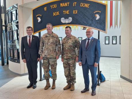 Burgemeester Van Rooij spreekt als eregast bij militairen in Fort Campbell in de VS: ‘Nu ook dáár dankjewel gezegd’ 