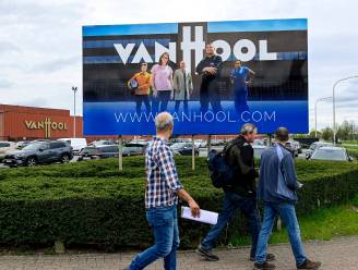 Une centaine de sympathisants réunis devant le siège de Van Hool à Koningshooikt
